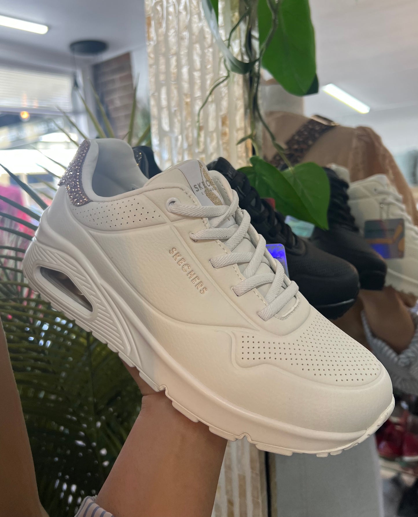 UNO dazzle away white