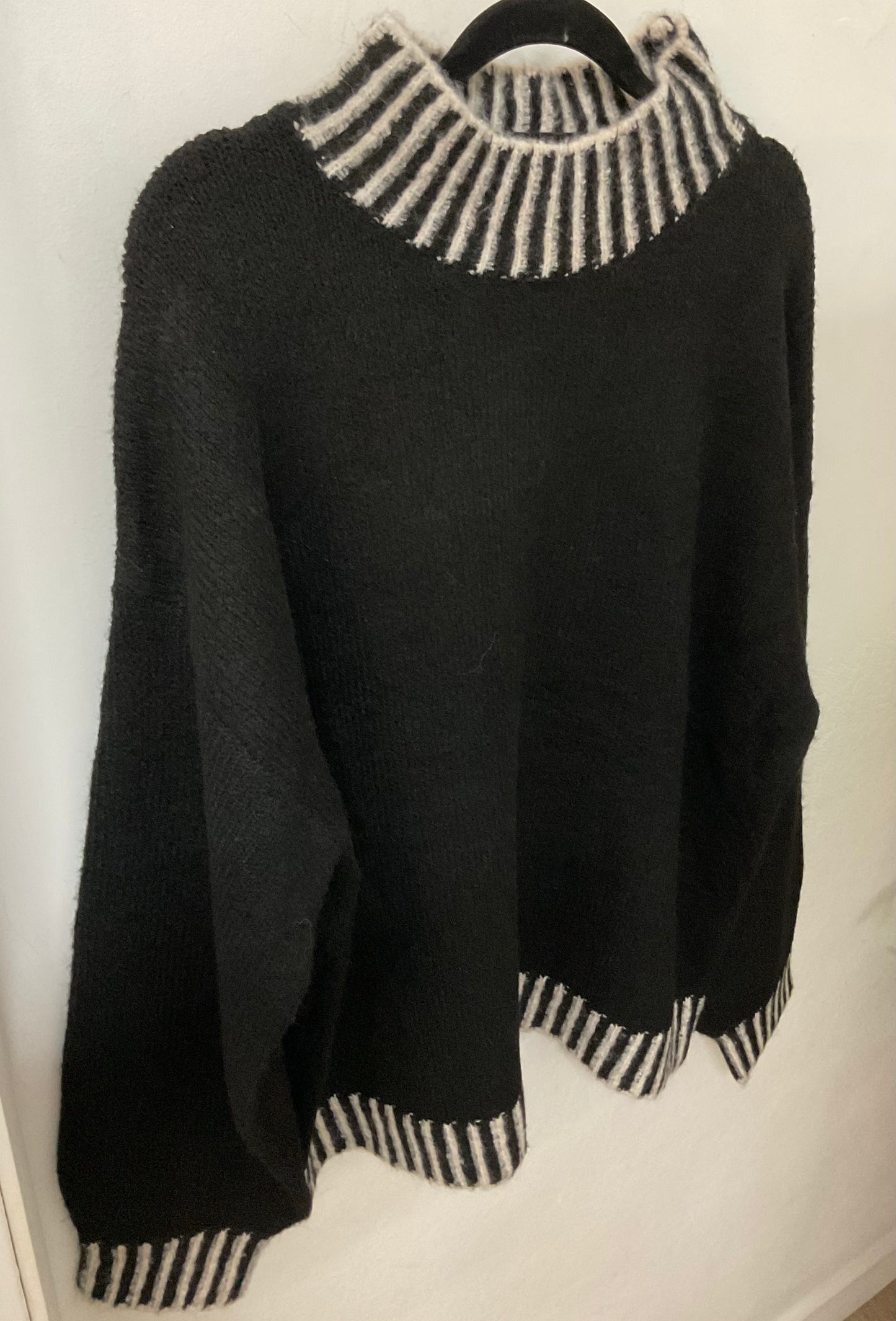 Black knit Jumper / White Detail