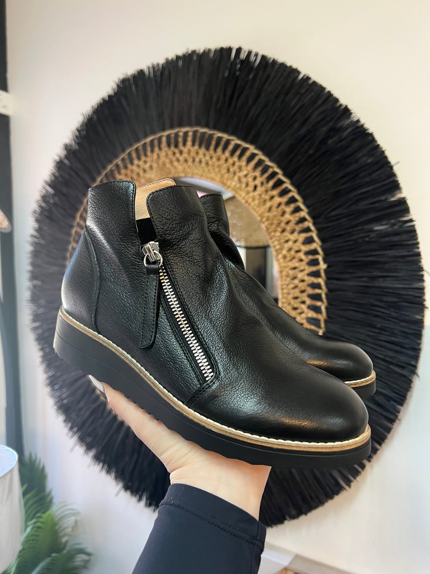OHMY-TO Black Leather - Emelda's Shoes