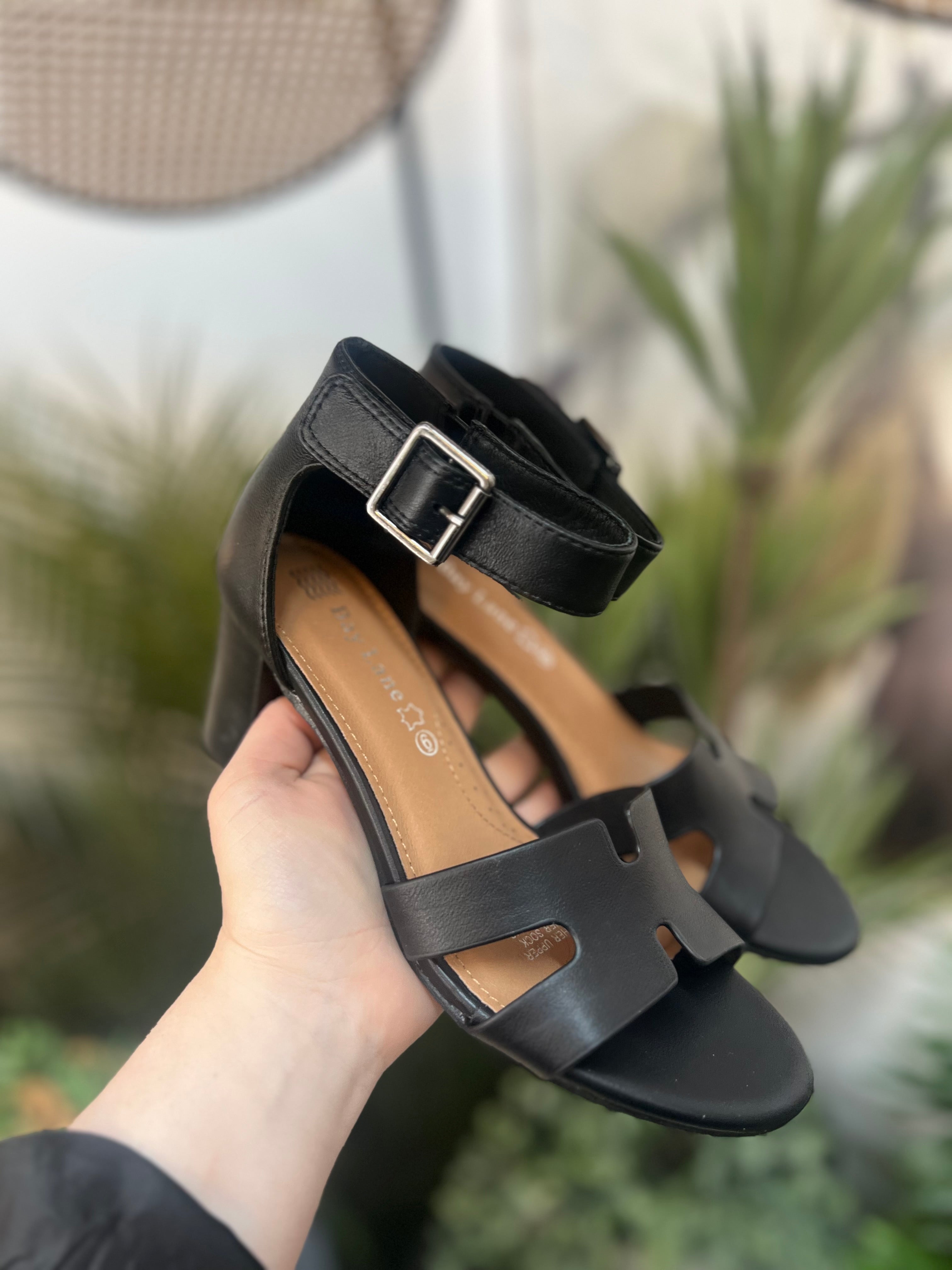Novel black - Emelda's Shoes