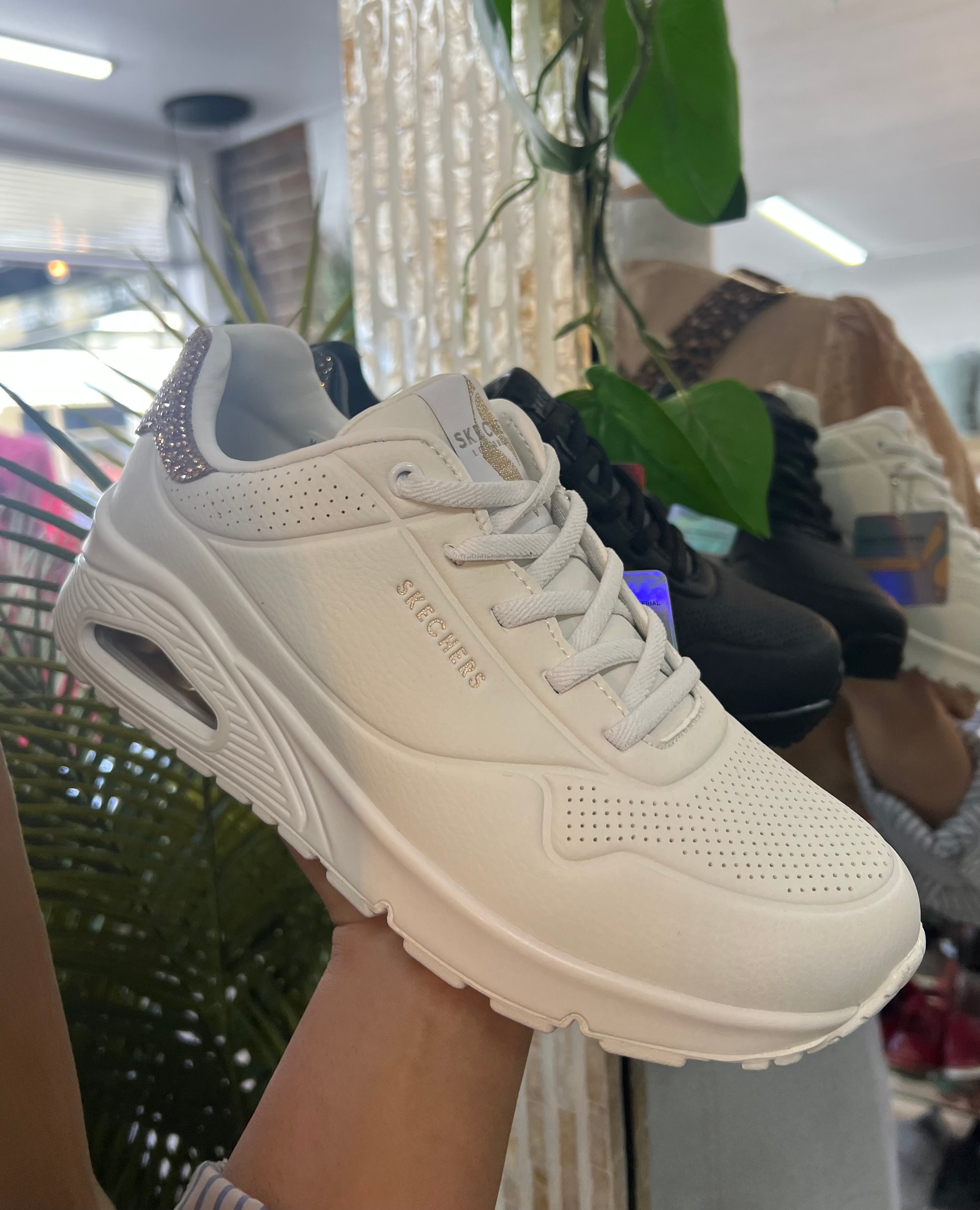 UNO dazzle away white