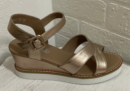 Menzies Wedges Champagne