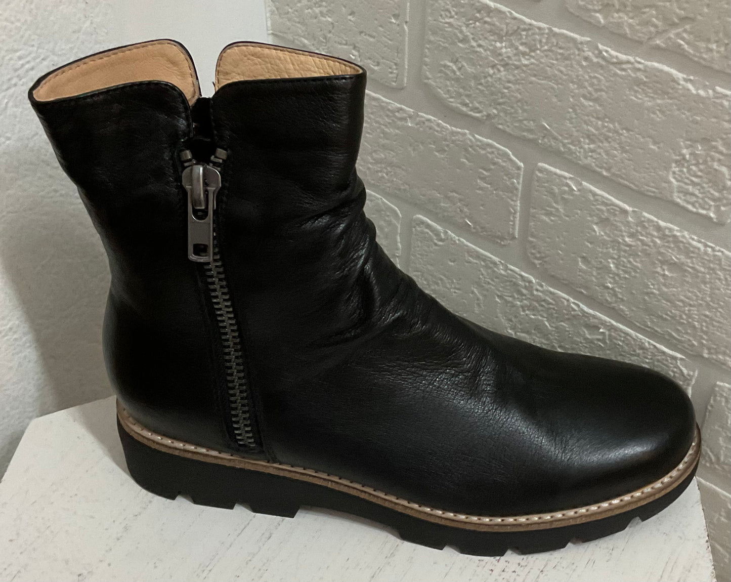 Dixeya Black-Black Sole